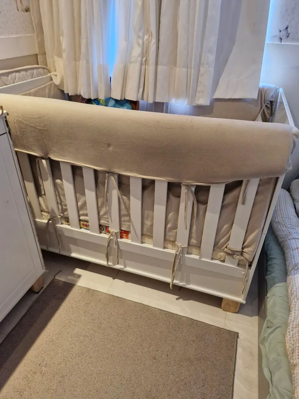Berço de bebê branco em ótimo estado