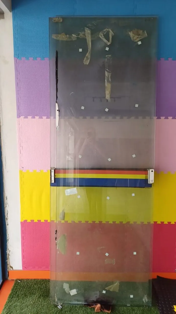 Porta de vidro temperado para segurança residencial