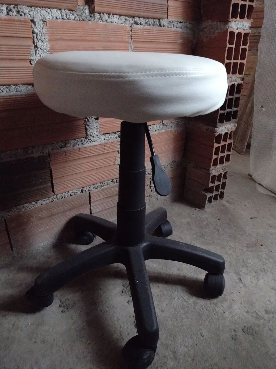 Banquinho Giratório Branco/ banqueta mocho, semi novo  - Foto 3