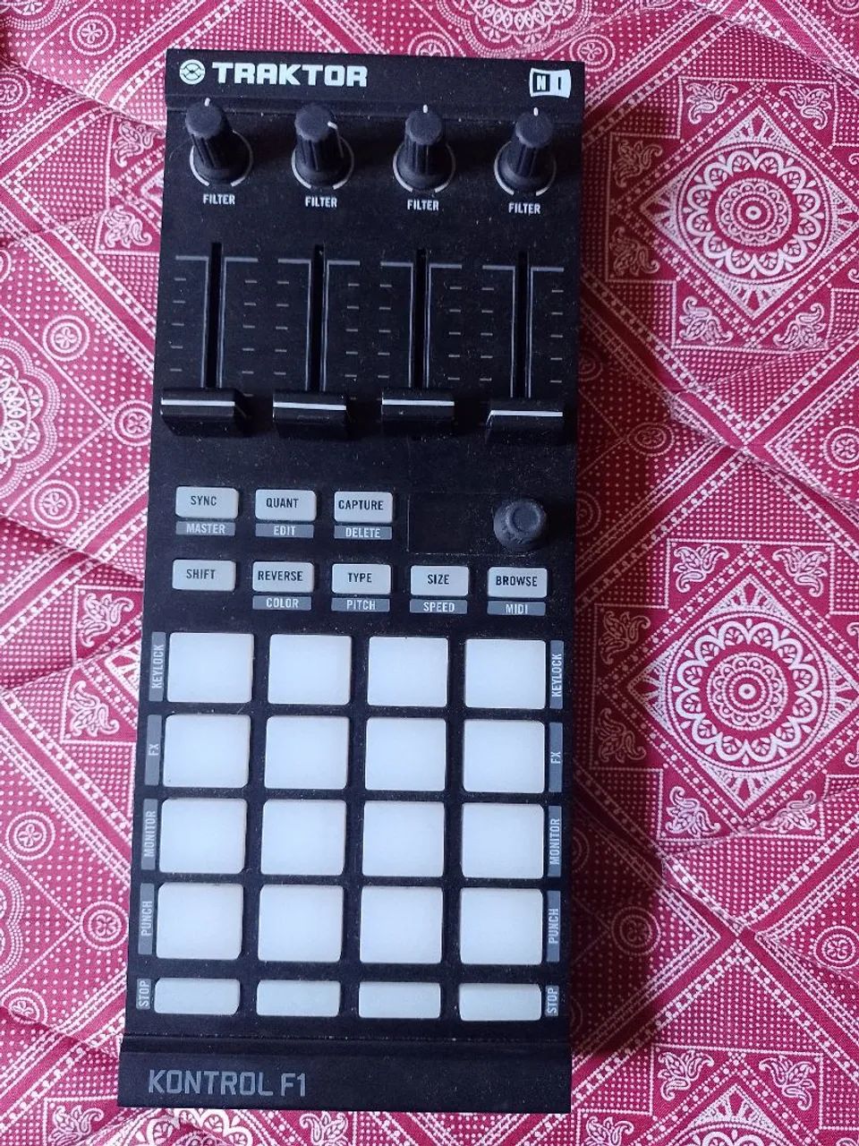 Mesa de DJ Traktor Kontrol X1 e Kontrol F1 e Traktor audio 2 + bag - Foto 4