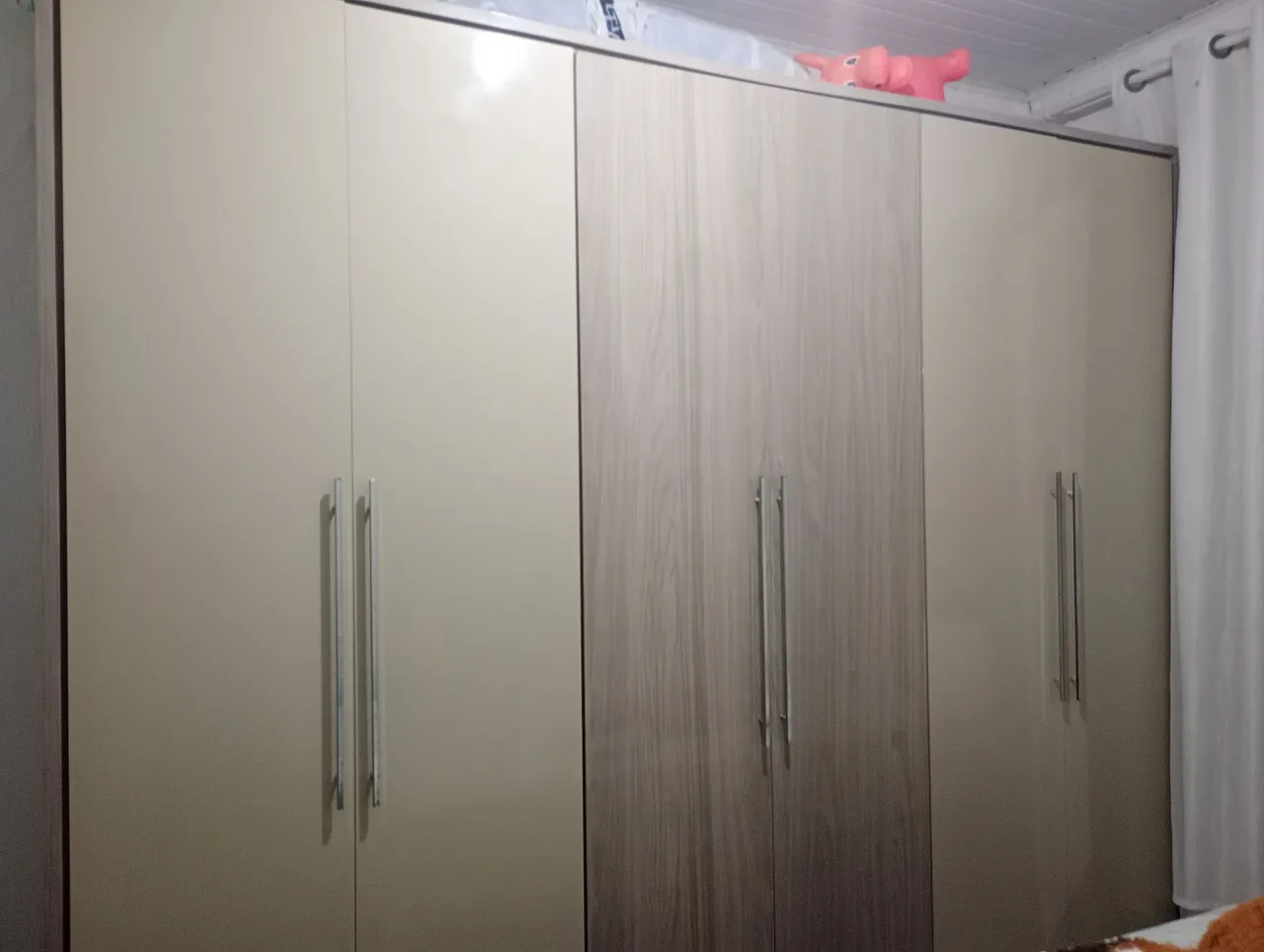 Guarda-Roupa Moderno com Design Elegante