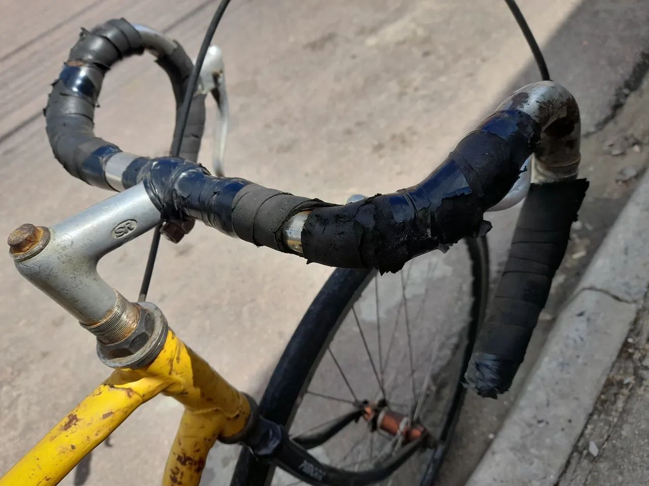 Bicicleta de estrada amarela - Foto 2