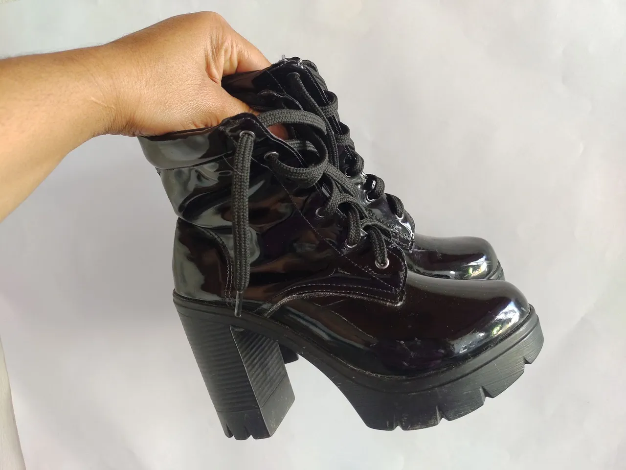Bota Feminina Tratorada Verniz Preta