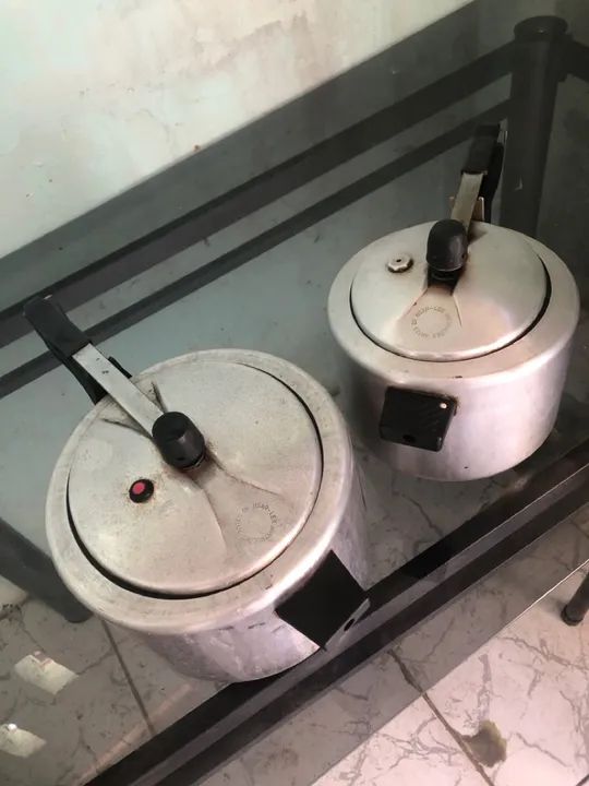 2 panelas de pressão 4,5L e 10L