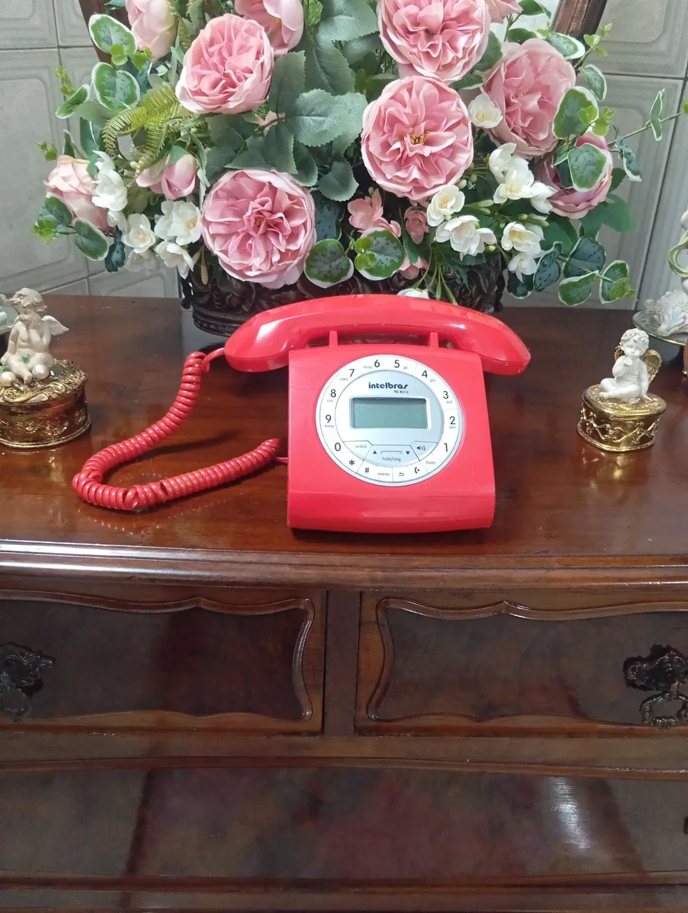 Telefone Vintage Vermelho com Detalhes Decorativos
