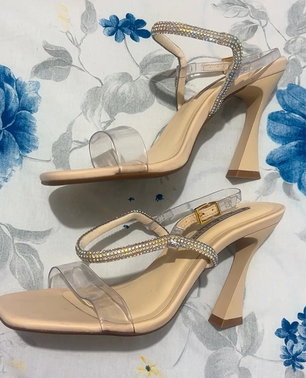 Sandália salto fino(sapatinho de luxo)