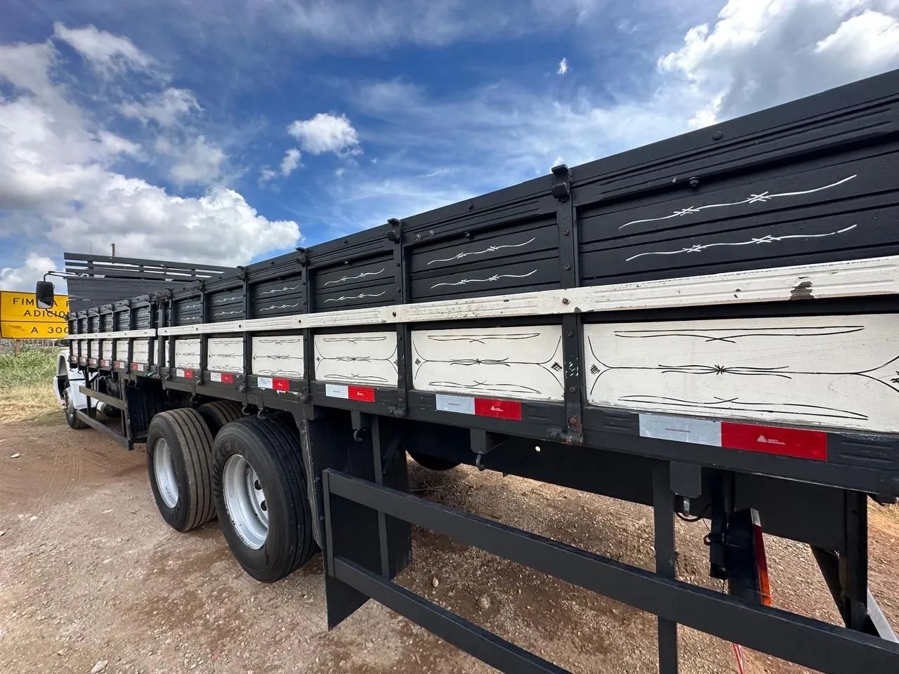 VENDE-SE CARROCERIA PRA CAMINHÃO TRUCK GRANELEIRA - Foto 4