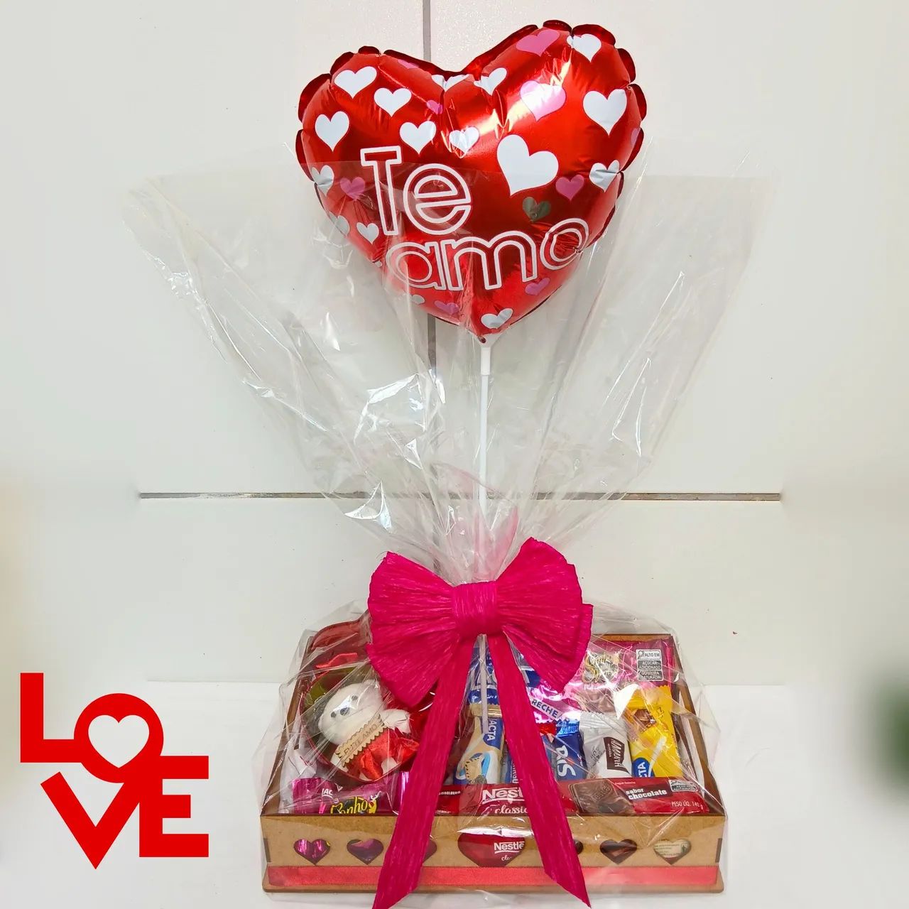 Cesta de Aniversário Romântica Com Doces e Um Porta Joias Com Ursinho. 