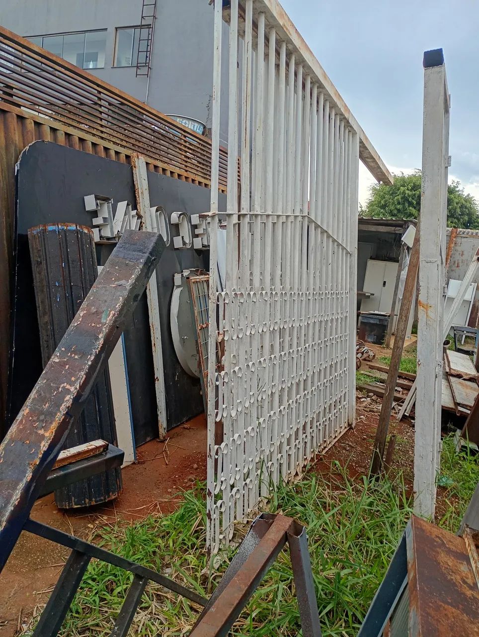 Portão de correr, mais portão de pedestre + grades , era de  lote 10 metros de frente. - Foto 3