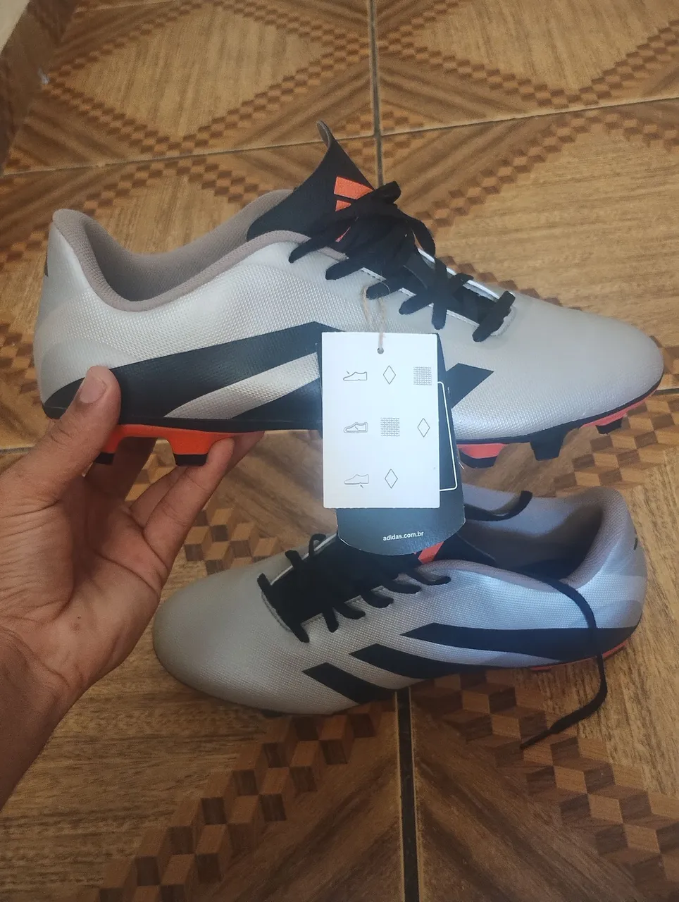 Chuteira Adidas Nova - Conforto e Performance