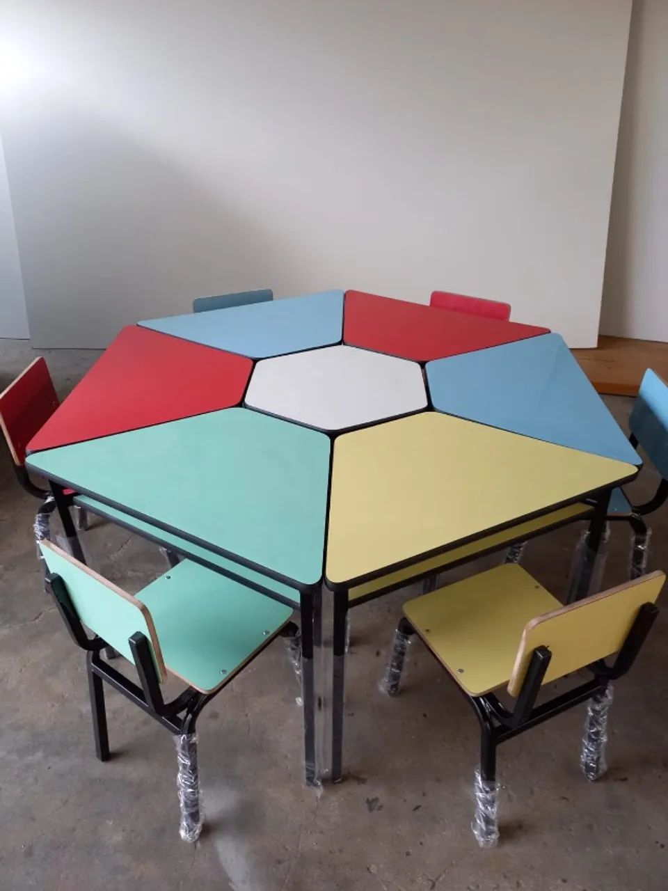 Conjunto escolar infantil trapézio fórmica colorida - 3 a 5 anos