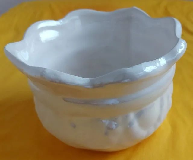 Vaso cachepô de cerâmica bege pequeno e/ou taça branca e/ou taça decorativa branca com des