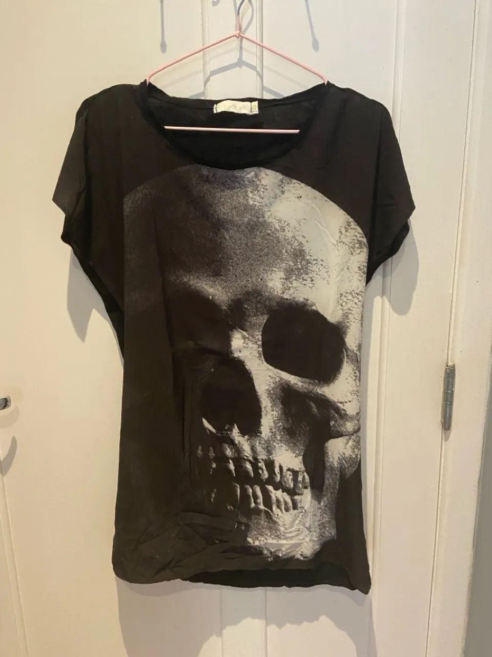 Camiseta com estampa de caveira