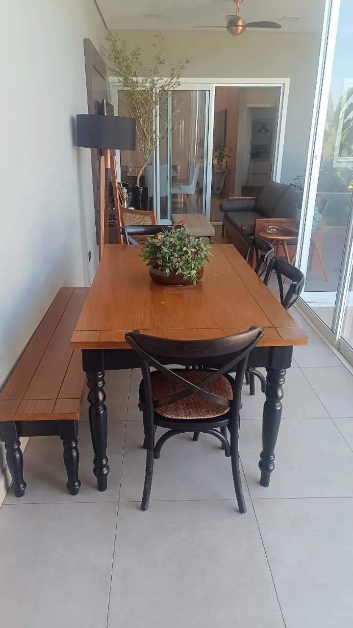 Mesa de jantar cor madeira e pés de madeira preta