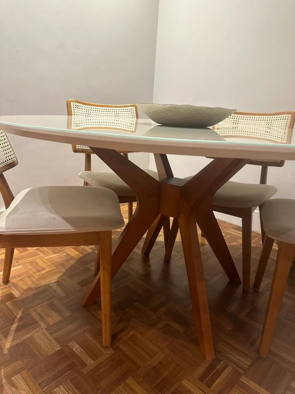 Mesa redonda com 5 cadeiras 