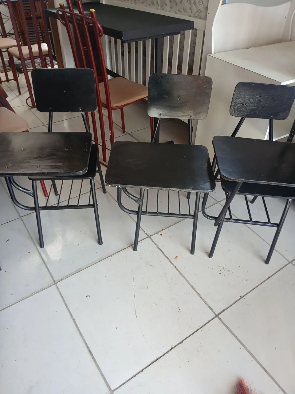03 cadeiras escolar pretas com mesa - Foto 2