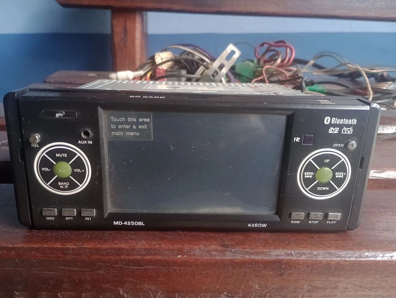 Som automotivo MD-4250BL com Bluetooth e tela