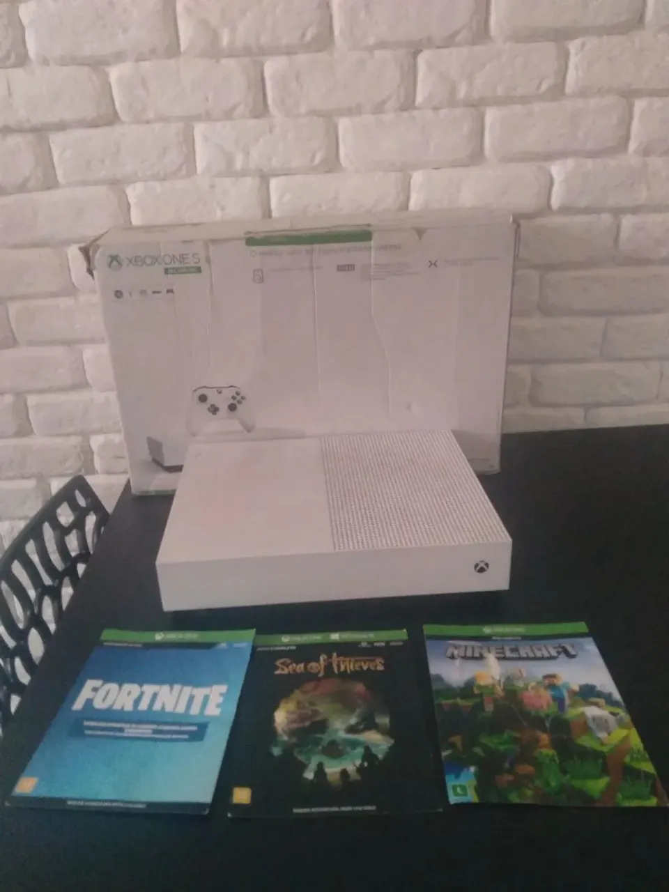 Xbox One S + Jogos - Fortnite, Sea of Thieves, Minecraft