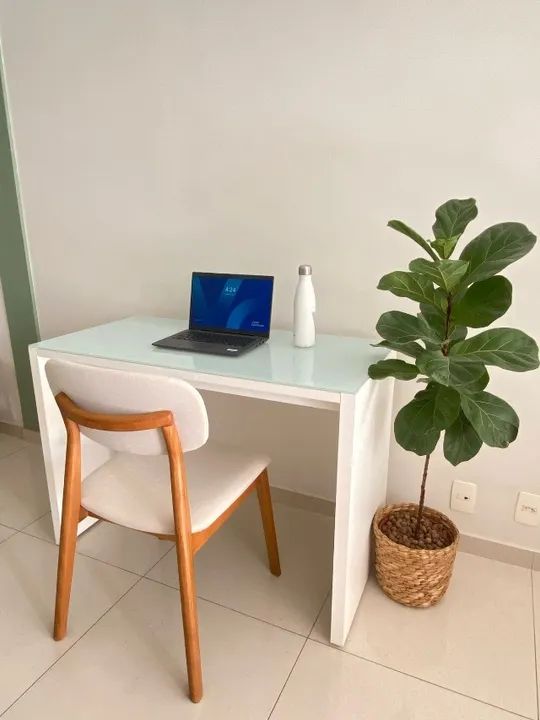 Escrivaninha branca TokStok com tampo de vidro