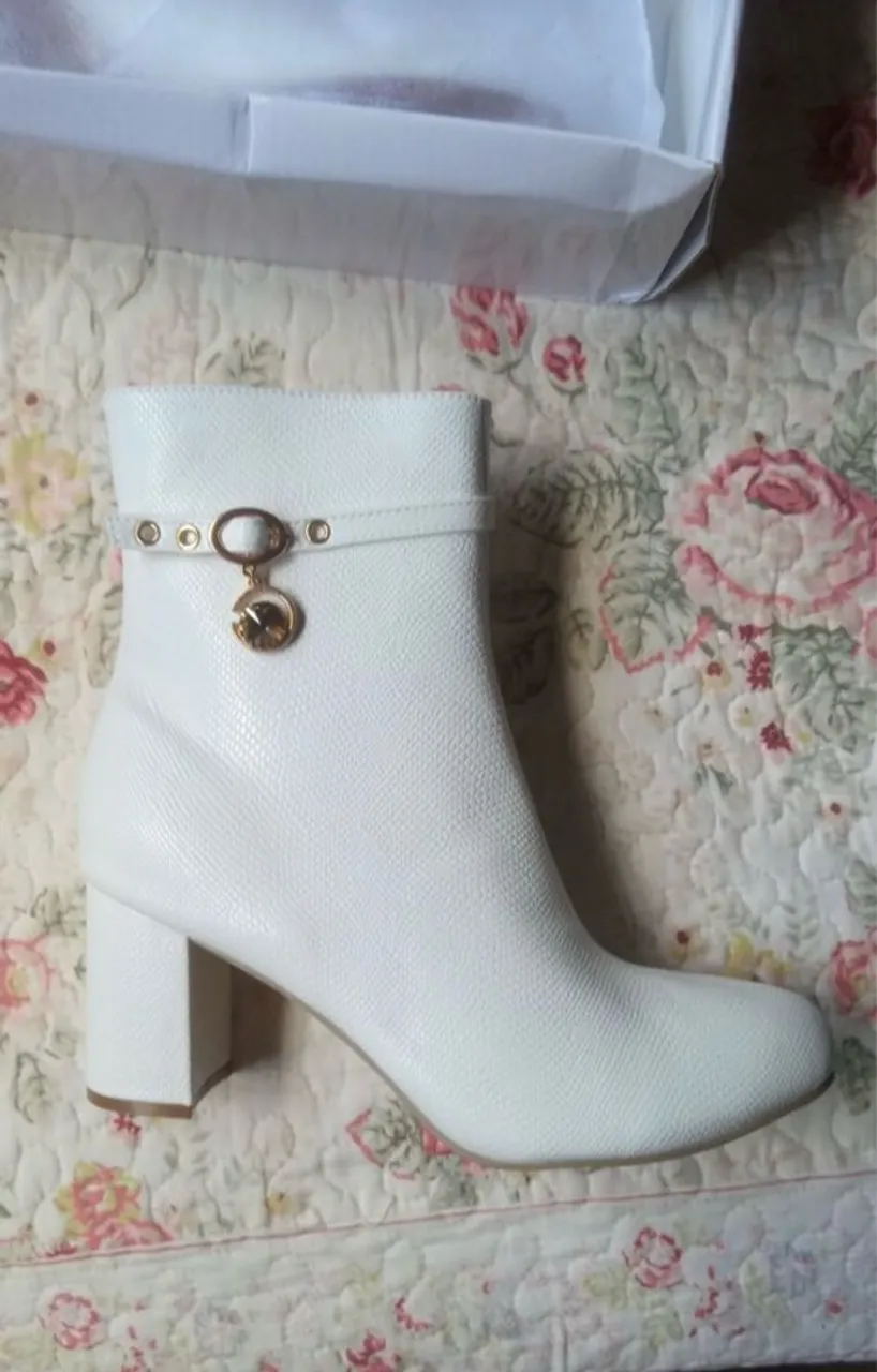 Bota Branca Feminina com Detalhes Dourados