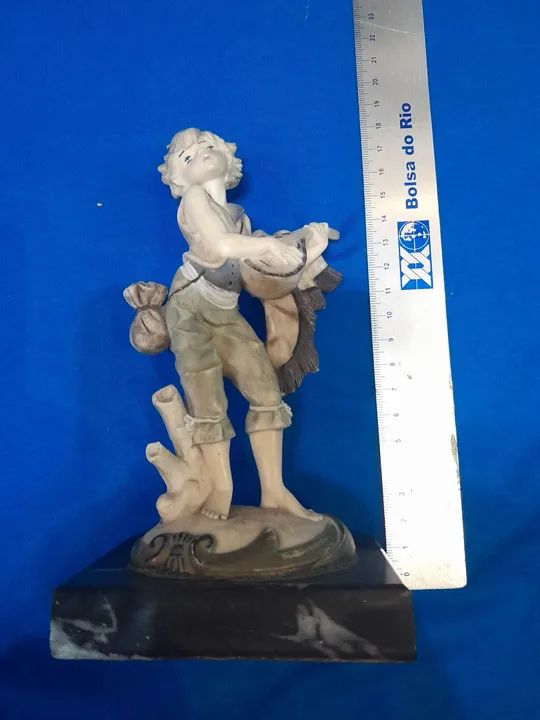 Estátua de menino tocando instrumento - Foto 4