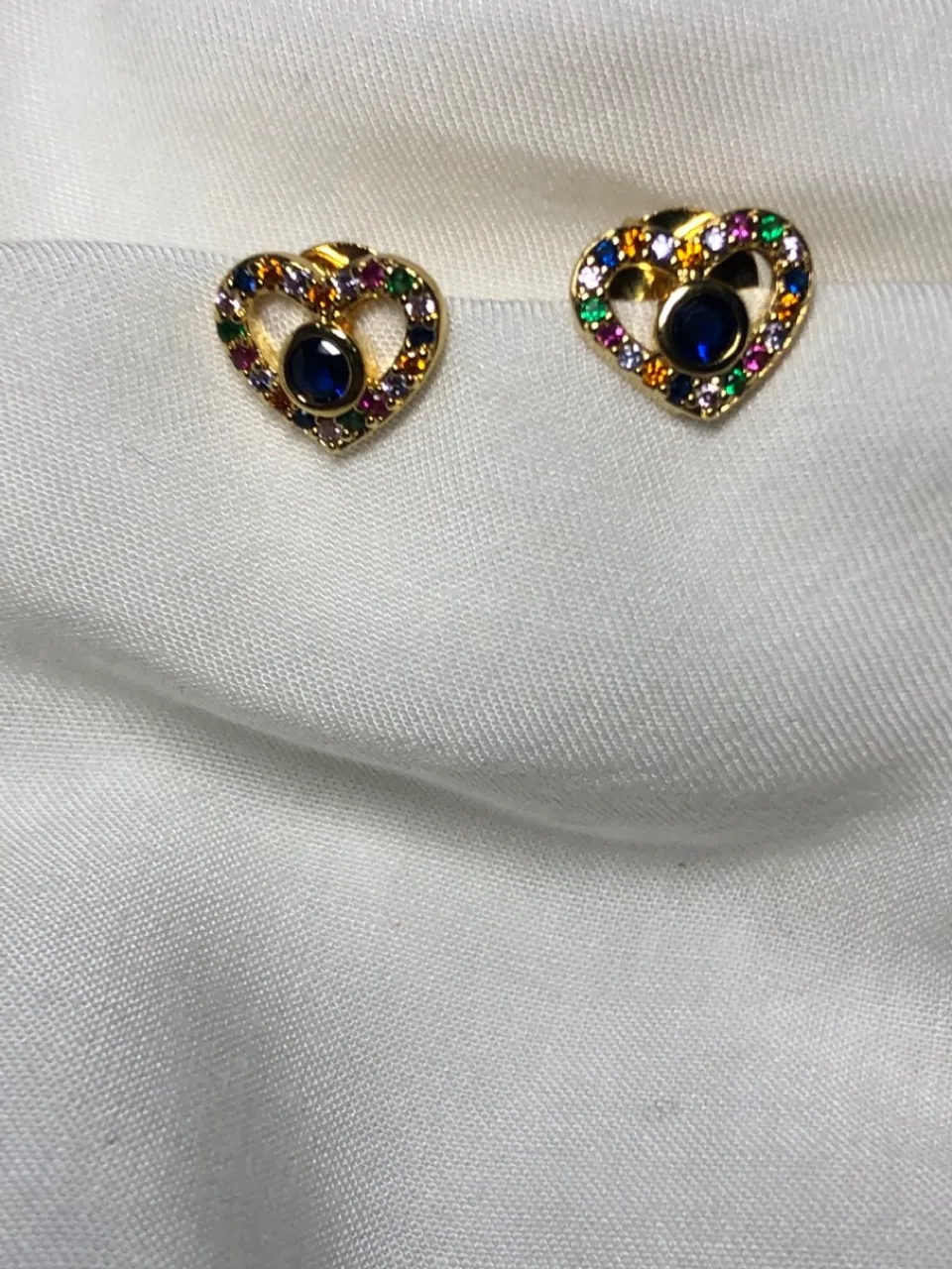 Conjunto Cola e Brincos de coração com zircônias coloridas