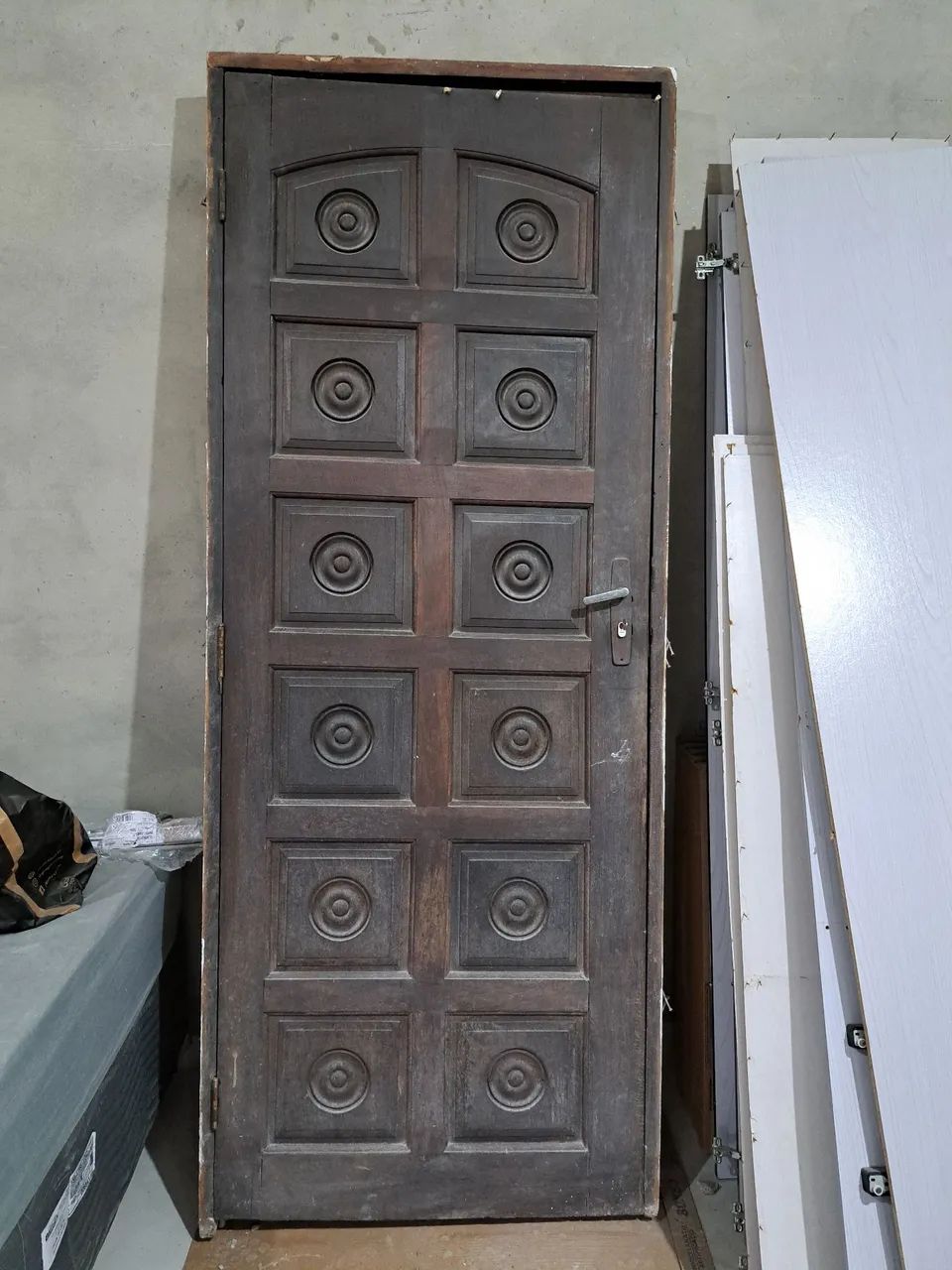 Porta maciça com batente modelo antigo. - Foto 2