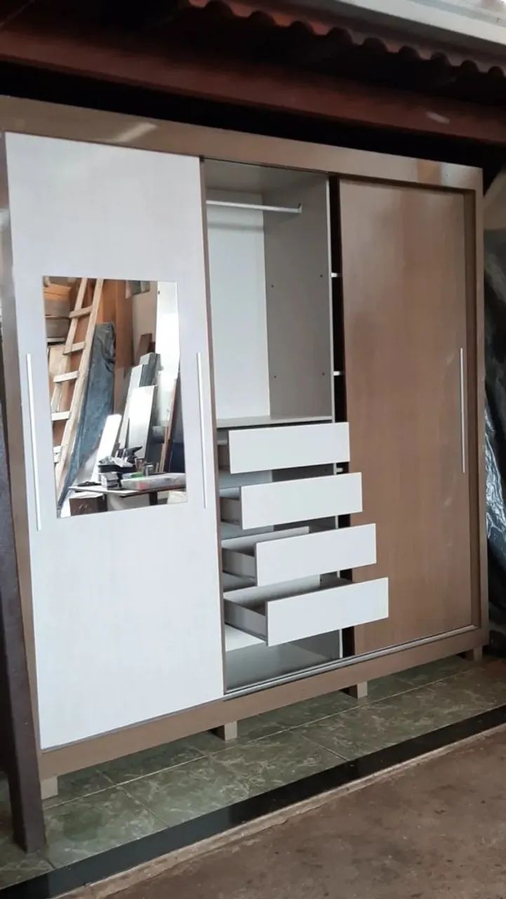 Entrega e montagem gratuita, lindo guarda roupa com 3 portas de correr Espelho e 4 gavetas - Foto 5