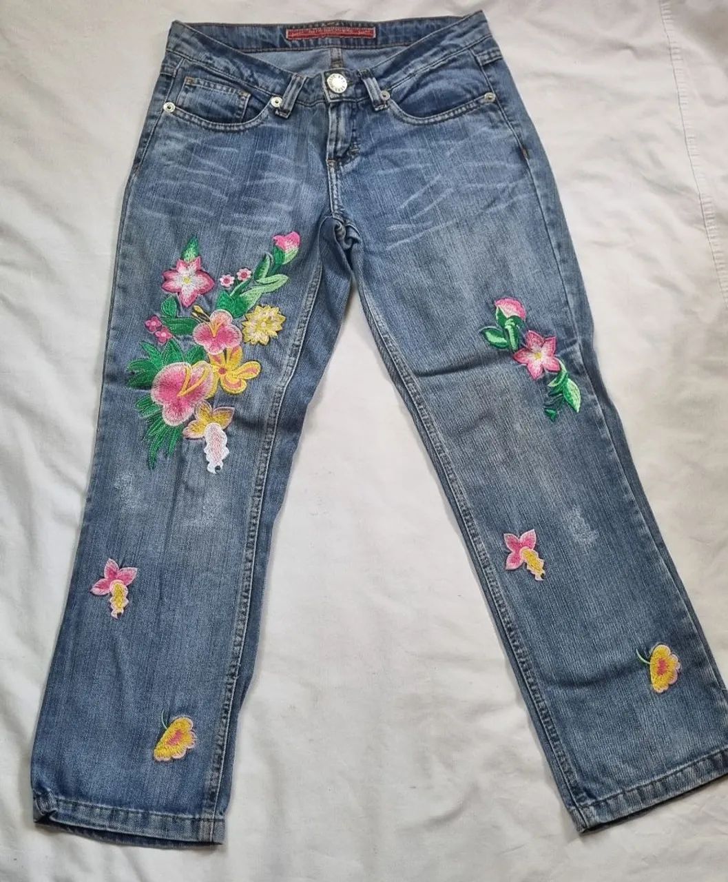Calça jeans cropped 38 bordada linda - Foto 5