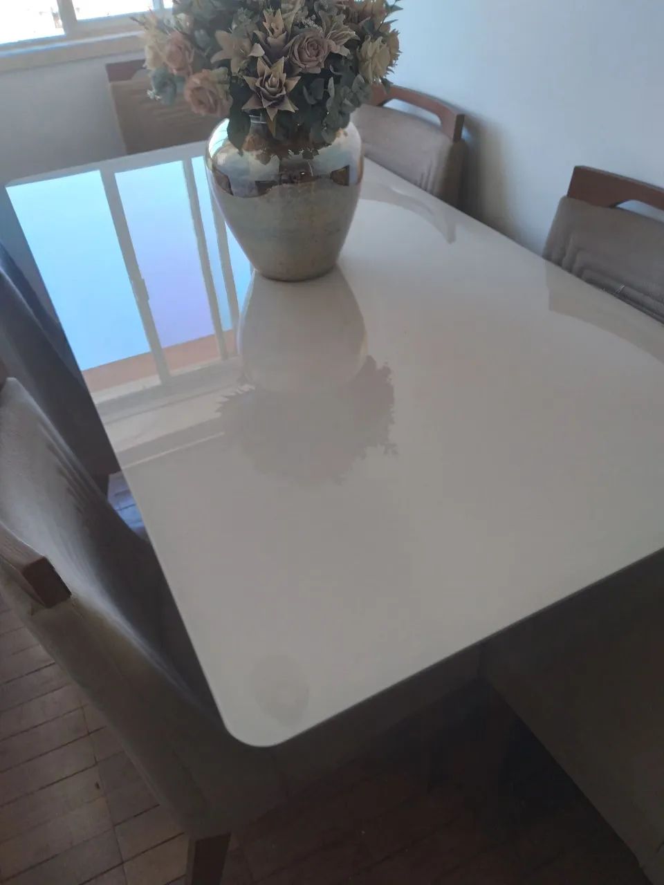 Mesa de jantar branca com design moderno
