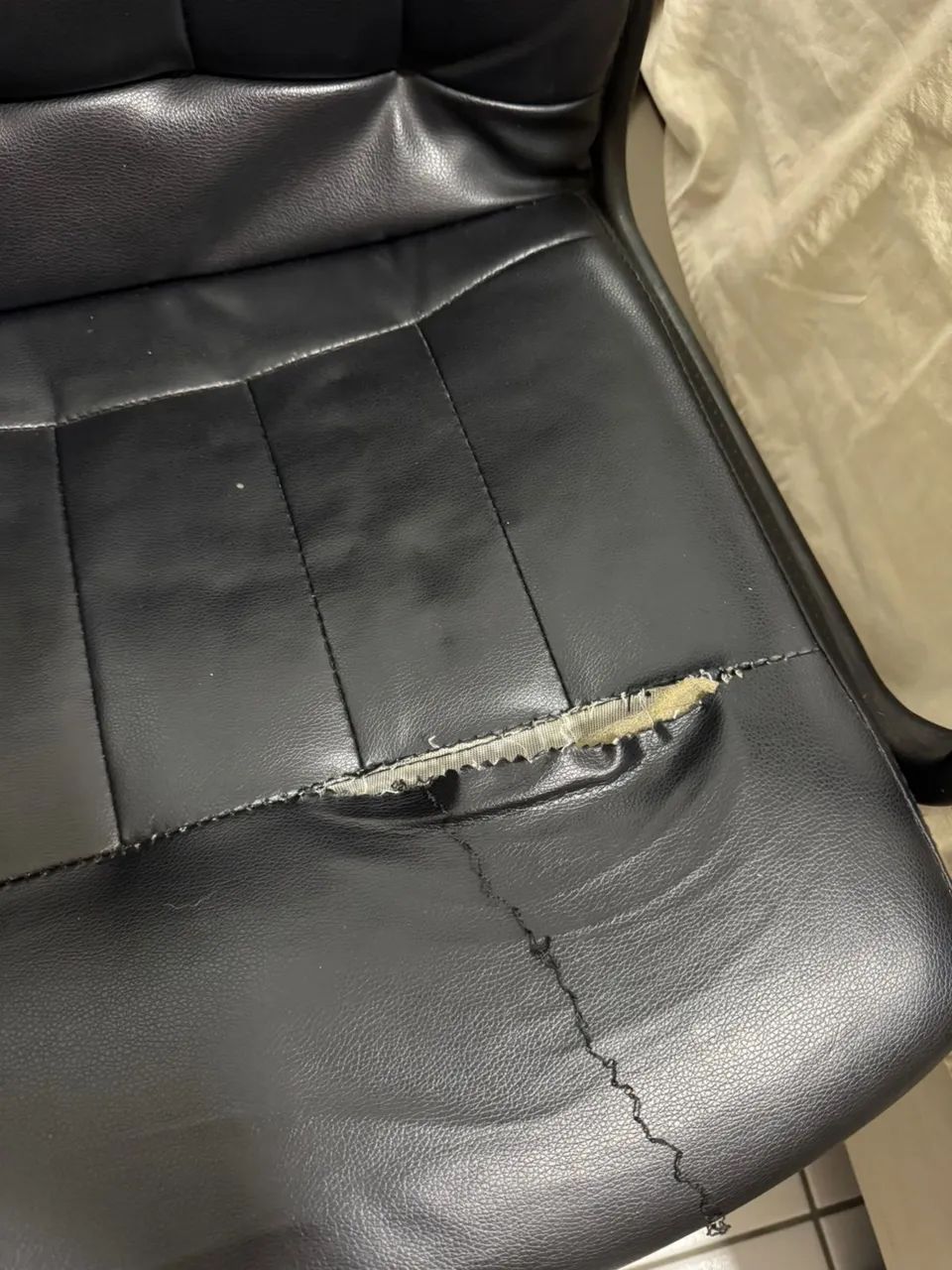 Cadeira de Escritório Giratória - Precisa de Pequenos Reparos