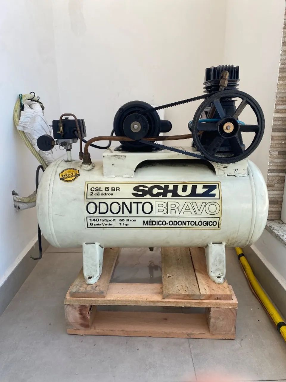 Schulz Odonto Bravo CSL 6 BR, com reservatório de 60 litros, 1 HP e 2 cilindros