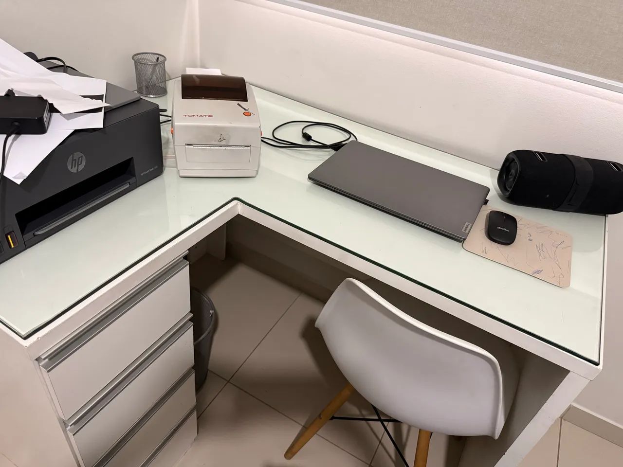 Escrivaninha Mdf com tampo de vidro + cadeira  - Foto 4
