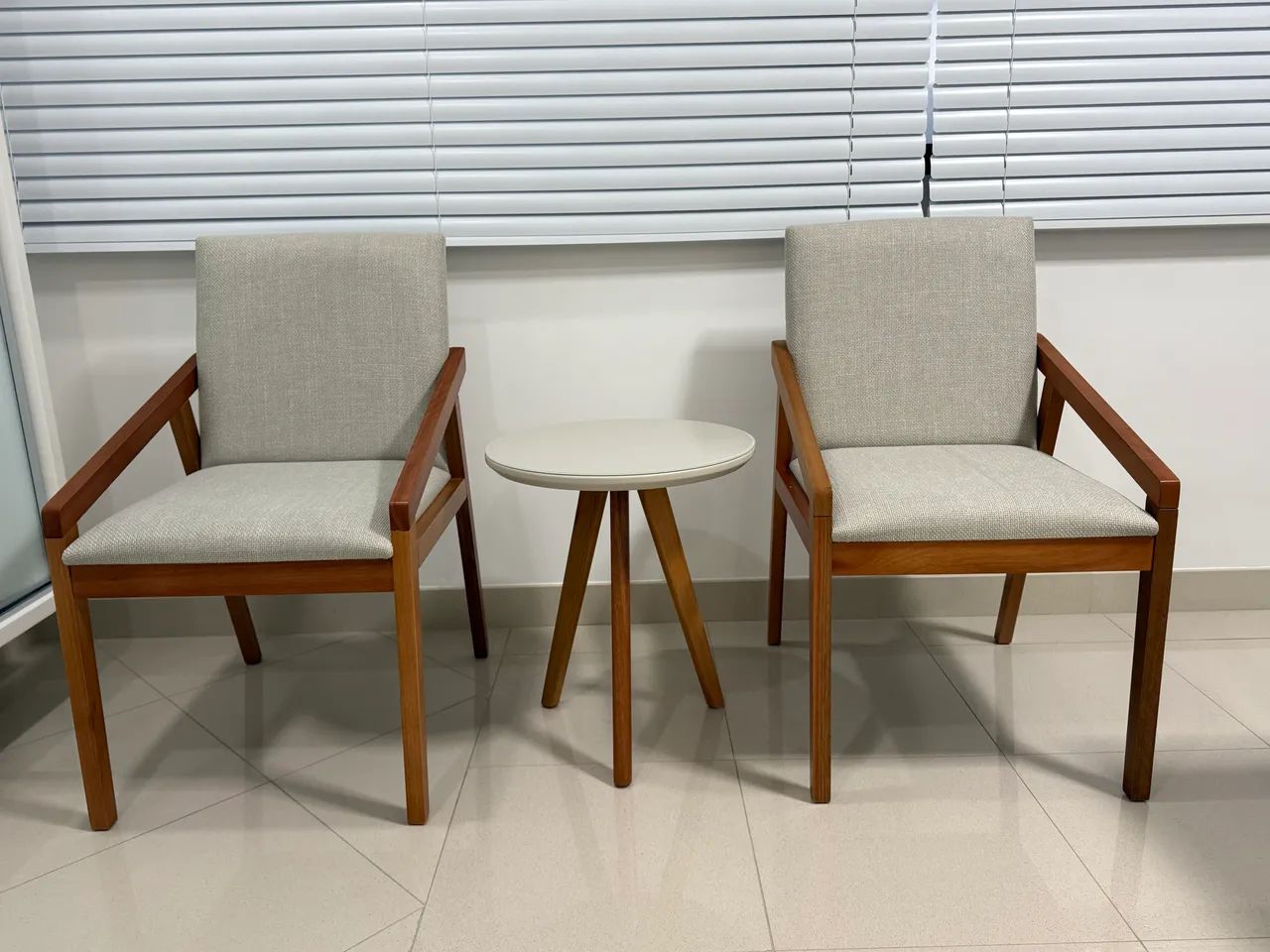 Par de cadeiras com braços e mesa lateral redonda