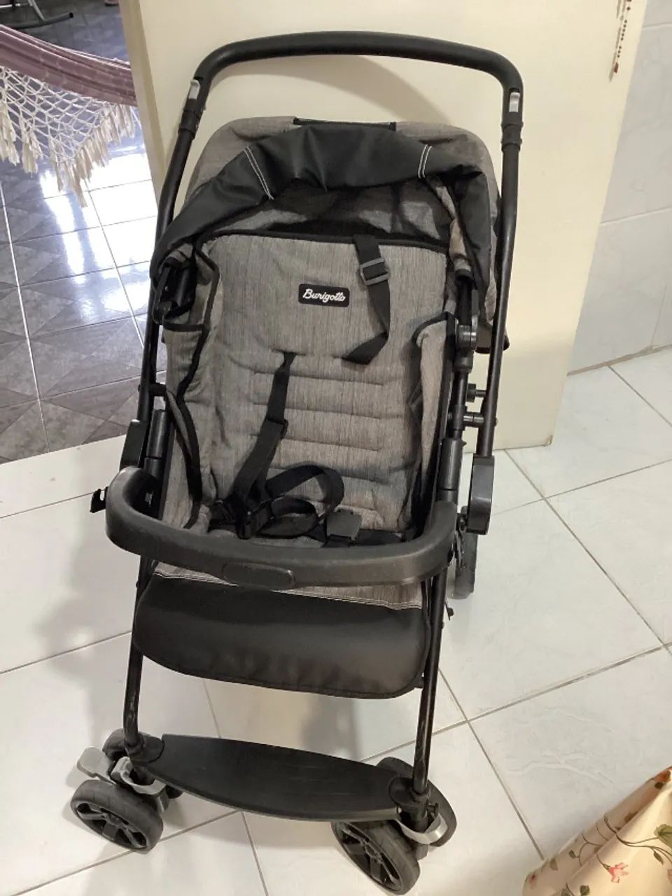 Carrinho de bebê preto - Burrigoto, em bom estado - Foto 3