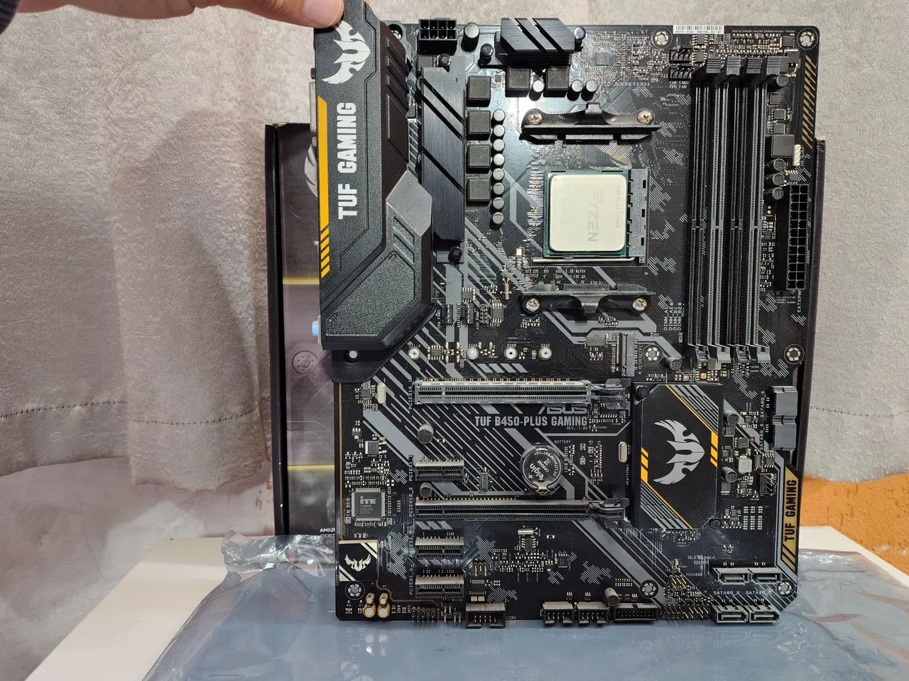 Placa mãe Asus ATX TUF B450 plus gaming com process Ryzen 7 2700X e cooler Wraith  Prism - Foto 2