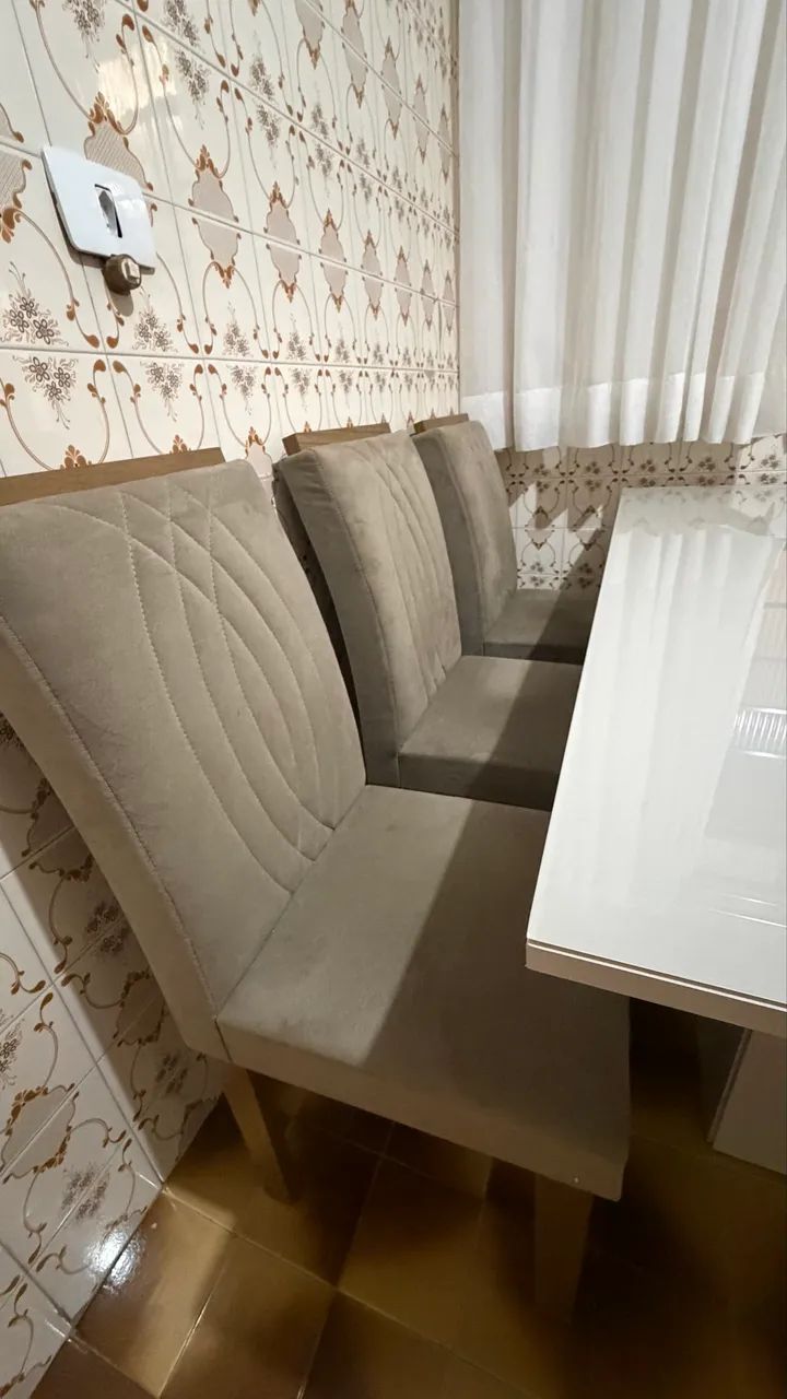 Mesa com 6 cadeiras estofadas e tampão de vidro  - Foto 2