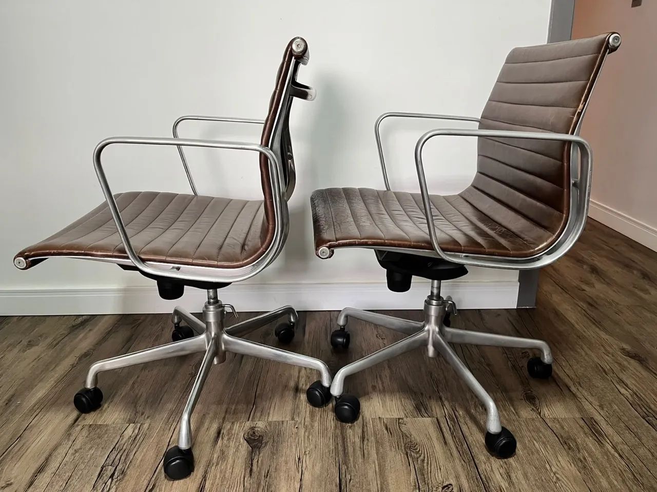 Cadeiras  Modelo: Herman Miller - Eames EA335 - Foto 3