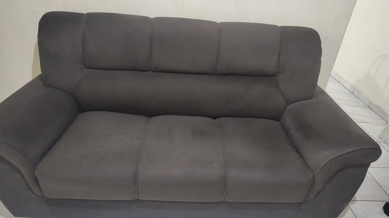 Sofá de três lugares usado 