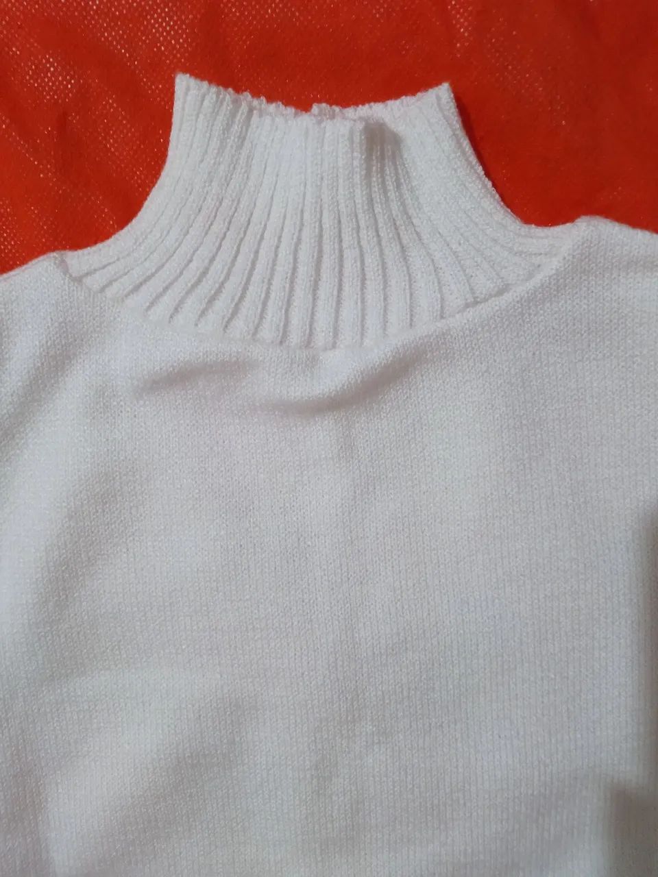 Blusa cropped de tricot off-withe com gola alta e mangas curtas.  - Foto 2