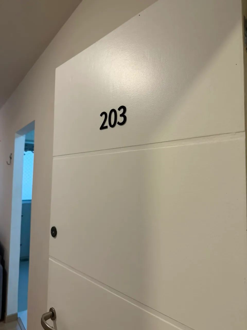 Apto de 01 dormitório mobiliado, quarto com cama, ventilador e armário, sala de estar e ja - Foto 3