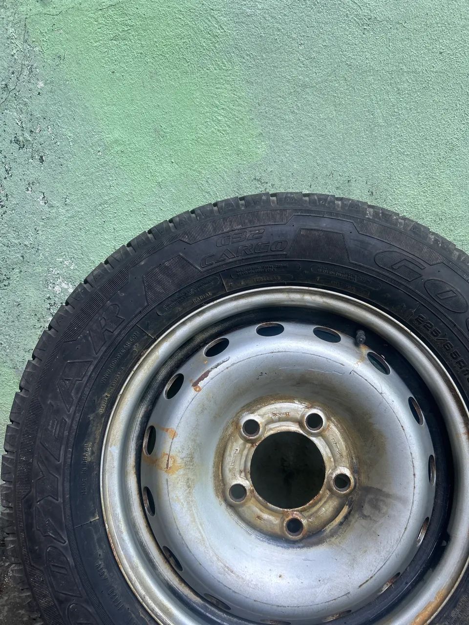 Estepe do Renault Master. Com pneu 225 65 16 Goodyear - Foto 2
