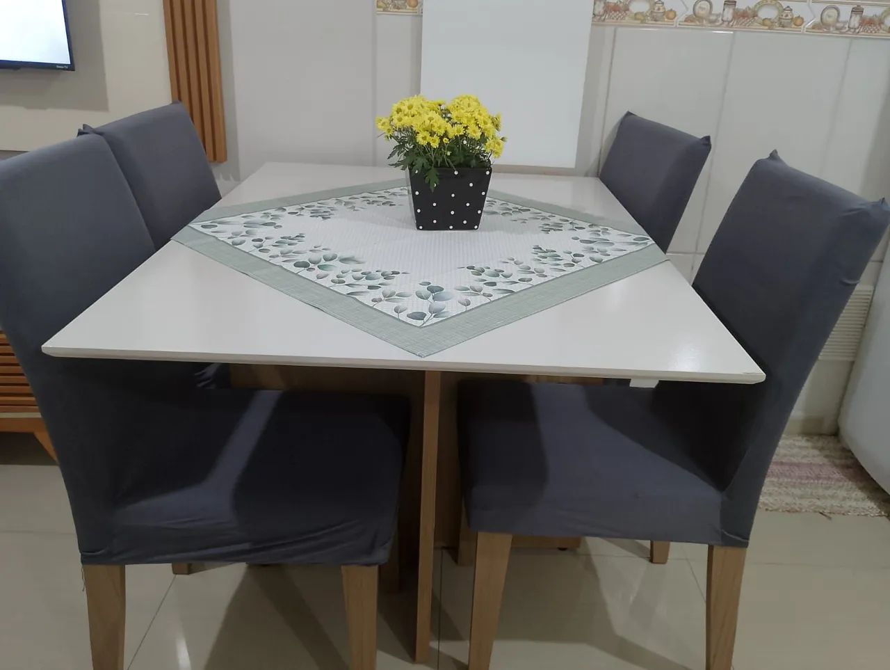 Venda de mesa com 4 cadeiras novas 