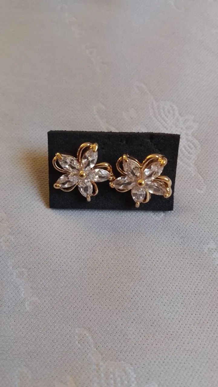 Brincos foleado em ouro formato de flor com cristal!!!