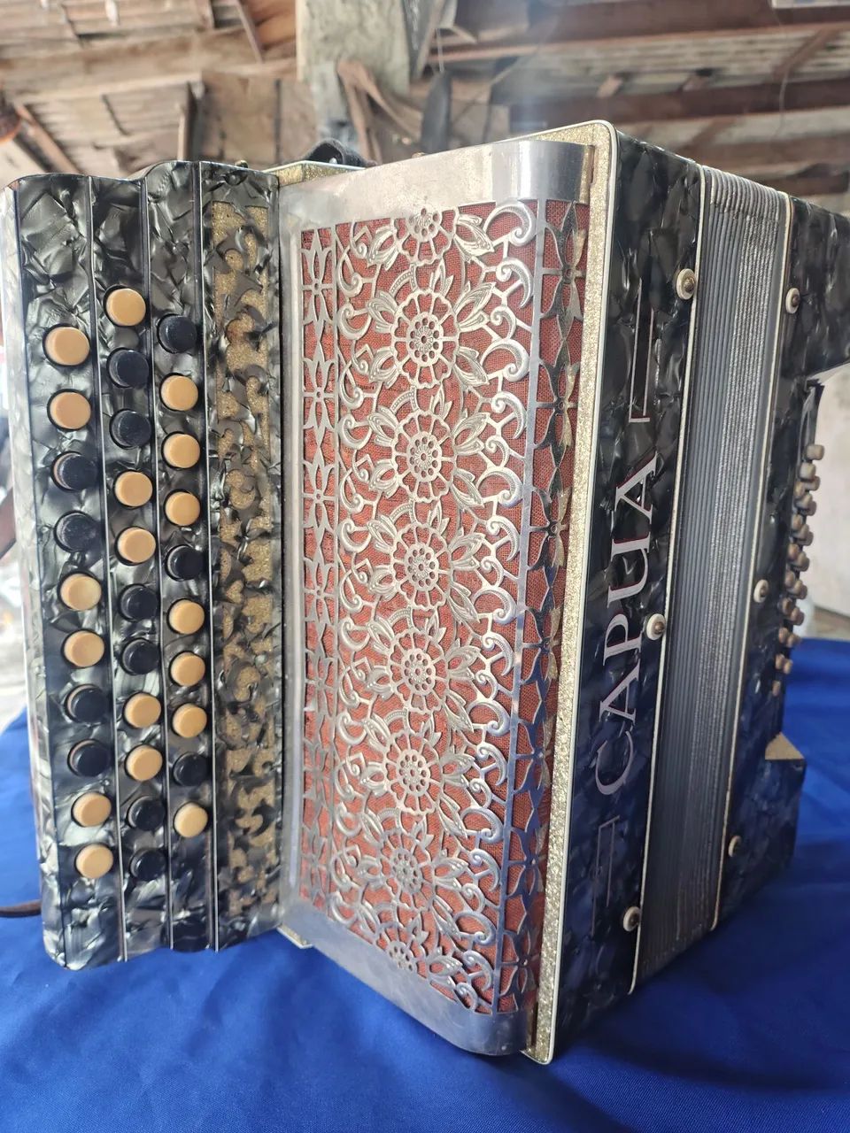 Acordeon cromática C e Grif 24 baixos - Foto 6