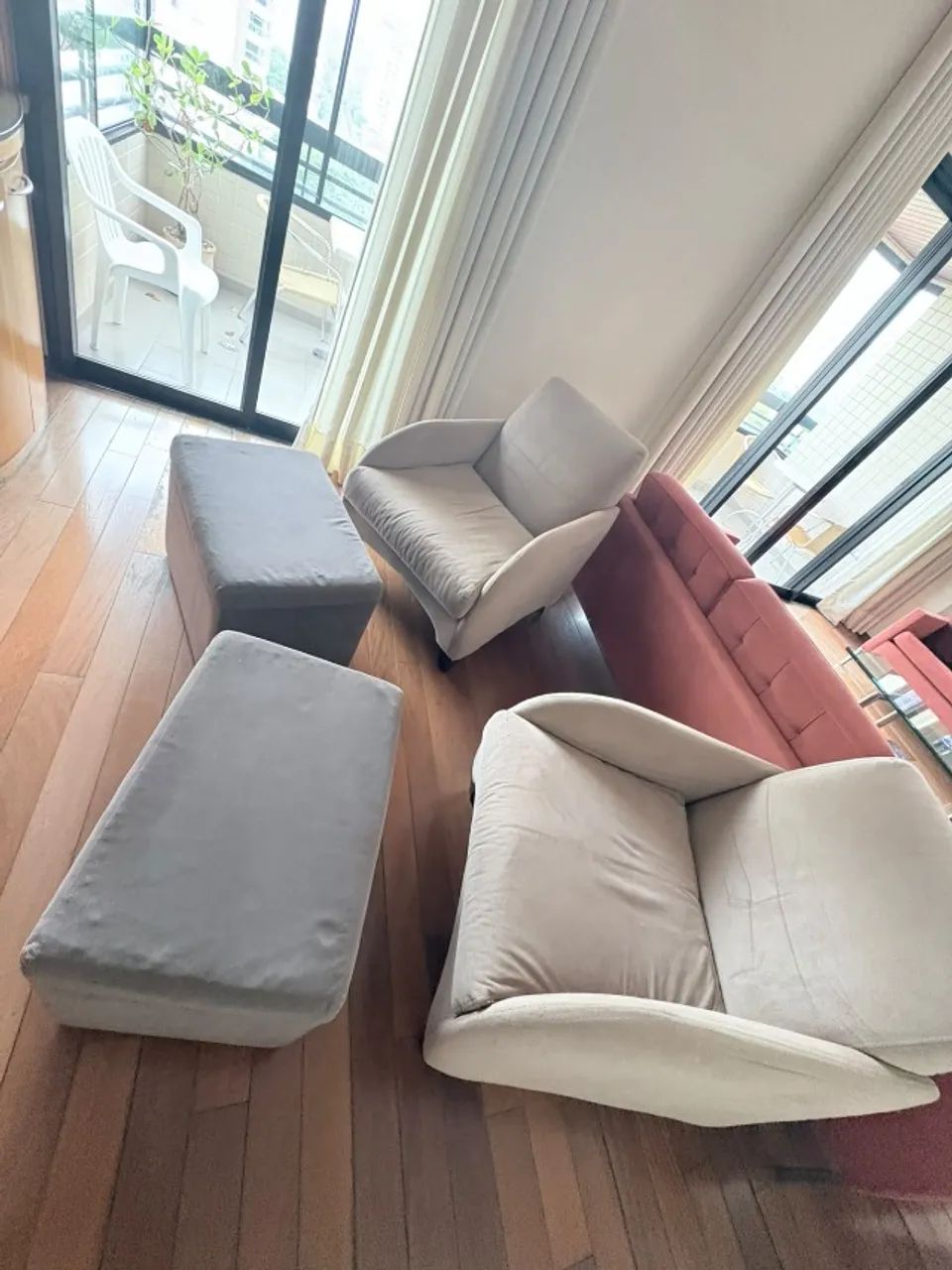 2 poltronas + 2 pufes em suede bem conservados (R$ 400 o conjunto)