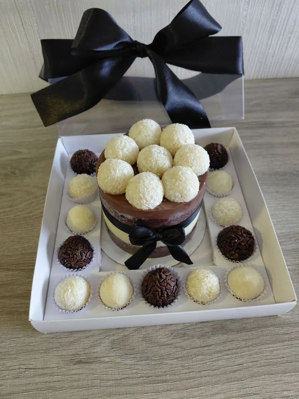 Kit presenteável bolo e brigadeiros 