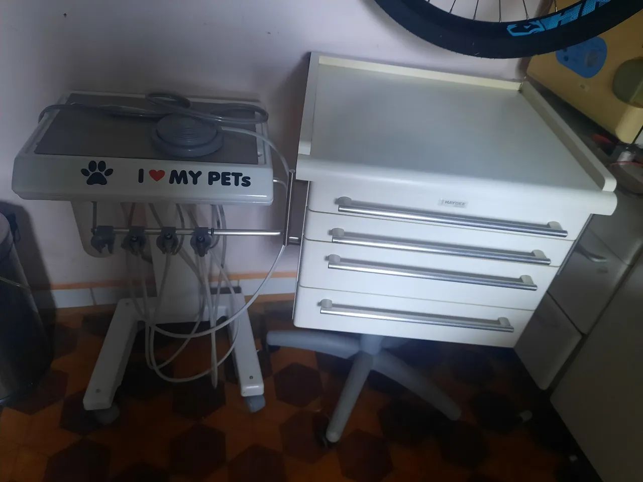 Vendo mocho,carrinho auxiliar e cart ,compressor, caneta alta rotação 