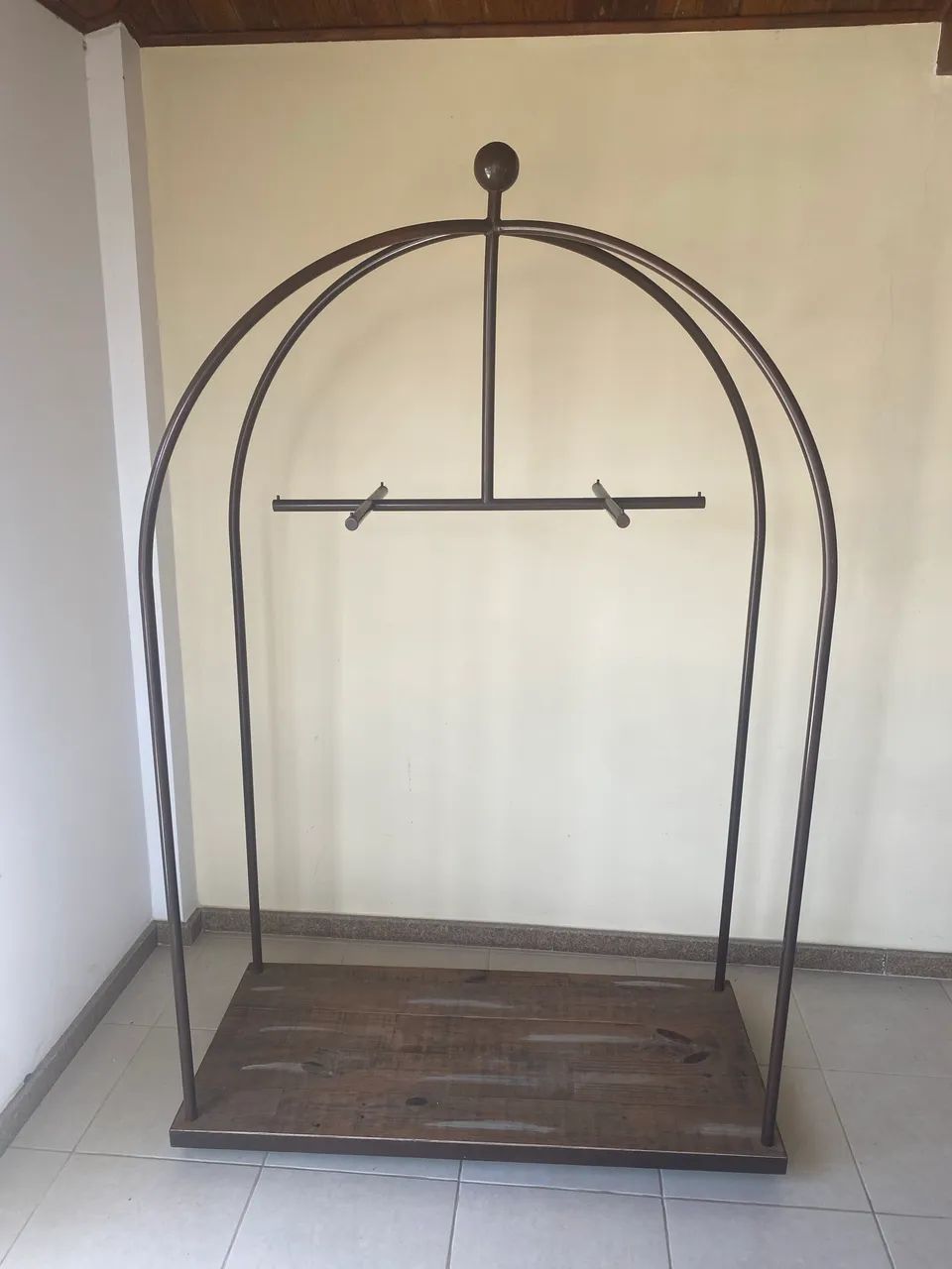 Arara de Roupa Gaiola Industrial com Base de Madeira - Oportunidade - Foto 2