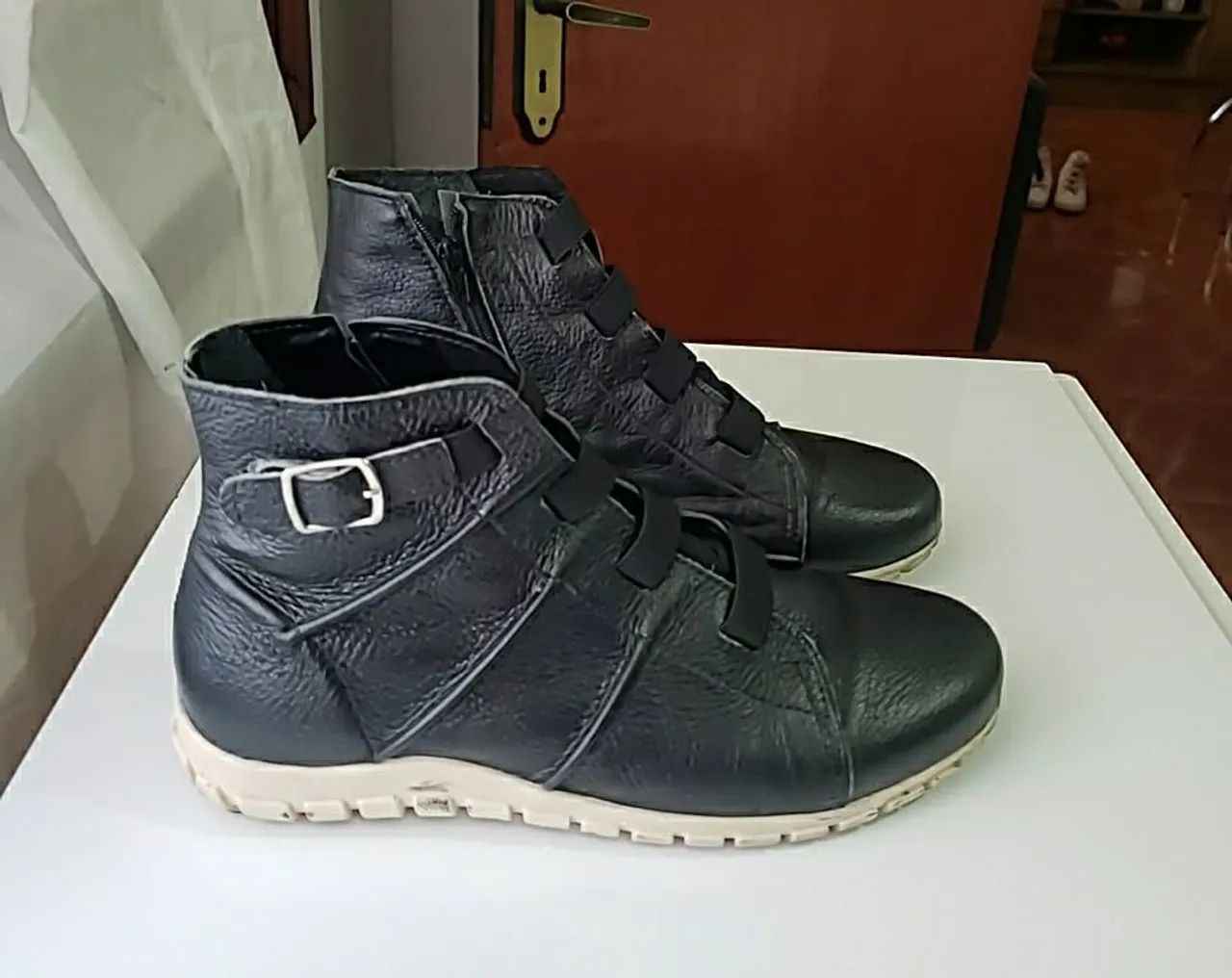 Botas preta e branca - número 37